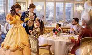 Personer klædt som prinsen og prinsessen på en elegant restaurant. (AI-genereret tekst)