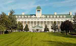 Billede af en stor bygning med en græsplæne i forgrunden. (AI-genereret tekst)