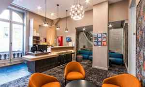 Reception med siddegruppe, stole og barstole i en moderne indretning. (AI-genereret tekst)