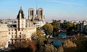 Udsigt over Notre-Dame og Seinen i Paris. (AI-genereret tekst)