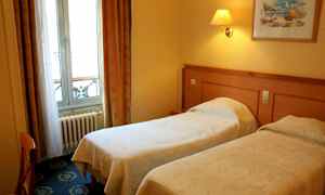 Et hotelværelse med to enkeltsenge, et billede på væggen og et vindue med gardiner. (AI-genereret tekst)