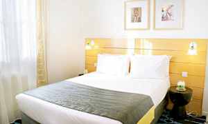 Et lyst hotelværelse med en dobbeltseng og moderne indretning. (AI-genereret tekst)