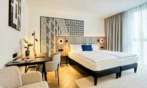 Et hotelværelse med en dobbeltseng og et arbejdsområde. (AI-genereret tekst)