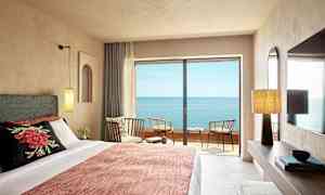 Hotelværelse med havudsigt fra altan. (AI-genereret tekst)