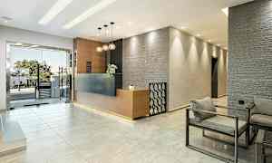 Hotellobby med reception og siddeområde. (AI-genereret tekst)