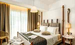 Hotelværelse med dobbeltseng, siddeplads og dekorativ belysning. (AI-genereret tekst)