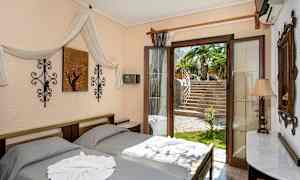 Et soveværelse med to senge, dekoreret med tekstiler, vægkunst og en åben dør, der vender ud mod en have med palmer. (AI-genereret tekst)