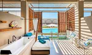 Værelse med privat pool og udemøbler. (AI-genereret tekst)