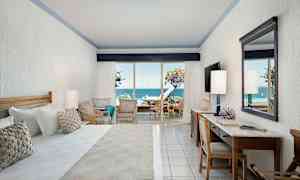 Hotelværelse med havudsigt fra en terrasse. (AI-genereret tekst)