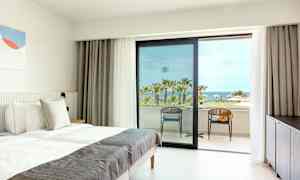 Hotelværelse med redt seng og udsigt over palmer og hav. (AI-genereret tekst)