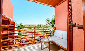 Udendørsområde med siddeplads og bord med solrig udsigt. (AI-genereret tekst)