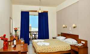 Hotelværelse med dobbeltseng og skrivebord med blomsterarrangement. (AI-genereret tekst)