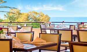 Dekoreret terrasse med havudsigt. (AI-genereret tekst)