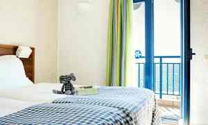 Værelse med en dobbeltseng og havudsigt. (AI-genereret tekst)