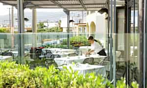 Udendørsområde med dækkede borde. (AI-genereret tekst)