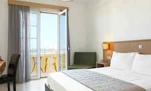 Et hotelværelse med en dobbeltseng og en balkon med udsigt. (AI-genereret tekst)