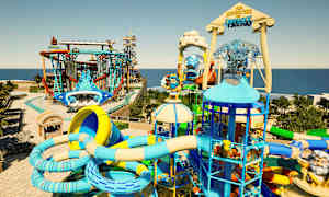 En vandpark med farverige vandrutsjebaner og attraktioner. (AI-genereret tekst)