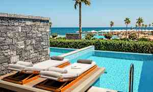 Liggestole ved en privat pool med havudsigt. (AI-genereret tekst)