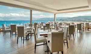 Restaurant med udsigt over havet og bjergene. (AI-genereret tekst)