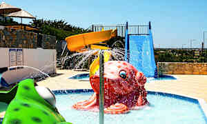 Farverig vandrutsjebane ved et badested under klar himmel. (AI-genereret tekst)