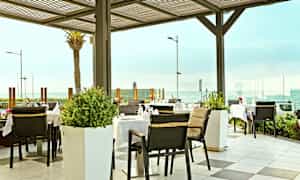 Udendørsrestaurant med havudsigt. (AI-genereret tekst)