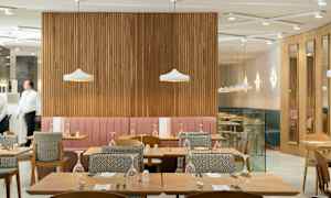 Restaurant med borde og stole samt dekorative lamper. (AI-genereret tekst)