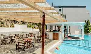 Udendørs poolområde med en bar og flere borde og stole under en pergola af træ. (AI-genereret tekst)