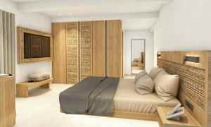 Et hotelværelsesdesign med en moderne seng, trædetaljer og minimalistiske møbler. (AI-genereret tekst)