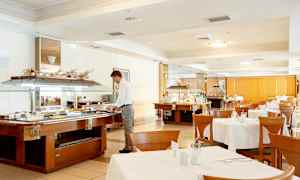 Buffetområde i en lys og rummelig restaurant. (AI-genereret tekst)