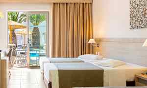 Hotelværelse med tre senge og udgang til terrasse med udsigt til poolen. (AI-genereret tekst)