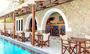 Udendørsterrasse med siddepladser og pool. (AI-genereret tekst)