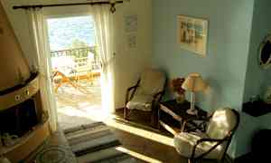 Et værelse med møbler og en udsigt over havet. (AI-genereret tekst)