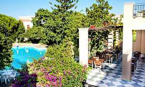 Udendørsmøbler ved en terrasse tæt på en swimmingpool, omgivet af grønne områder og blomster. (AI-genereret tekst)