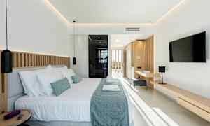 Moderne hotelværelse med dobbeltseng, vindue i baggrunden og lyse nuancer i indretningen. (AI-genereret tekst)