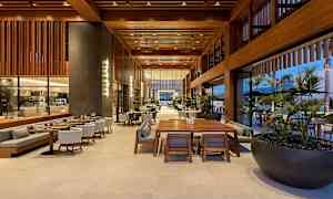 Moderne restaurant med store glasvinduer og træmøbler. (AI-genereret tekst)