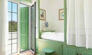 Et værelse med grønne møbler og en dør, der fører til en altan. (AI-genereret tekst)