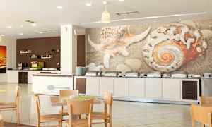 Buffetområde med stole og borde samt dekoration med store konkylier på væggen. (AI-genereret tekst)