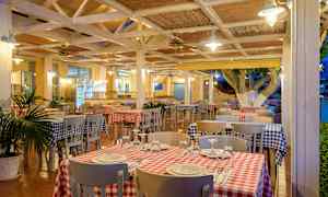 Restaurant med ternede duge og dækkede borde. (AI-genereret tekst)