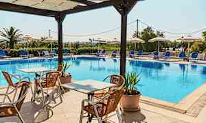 En udendørs swimmingpool omgivet af liggestole og parasoller med havemøbler i forgrunden. (AI-genereret tekst)