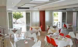 Restaurant med opdugede borde og udsigt til en udendørs pool. (AI-genereret tekst)