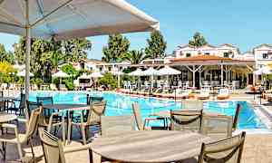 Billede af en udendørs pool omgivet af liggestole og parasoller, med en restaurantbygning i baggrunden. (AI-genereret tekst)