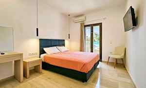 Et hotelværelse med en dobbeltseng og et moderne design. (AI-genereret tekst)