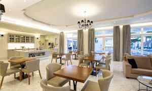 En moderne spisestue med lys indretning, stole og borde. (AI-genereret tekst)