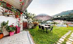 Have med bord og parasol. (AI-genereret tekst)