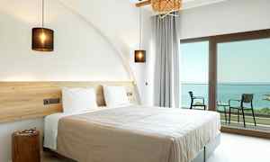 Dobbeltværelse med havudsigt og balkon. (AI-genereret tekst)