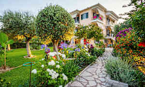 En velplejet have med et hus i baggrunden. (AI-genereret tekst)