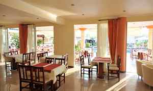 Interiør af en restaurant med dækkede borde og store vinduer. (AI-genereret tekst)