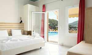 Hotelværelse med seng, åben glasdør og udsigt til poolområdet og omkringliggende natur. (AI-genereret tekst)