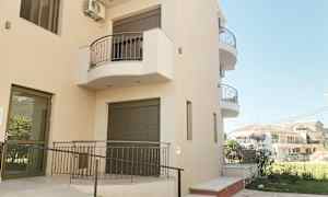 Bygning med altaner og en rampe. (AI-genereret tekst)