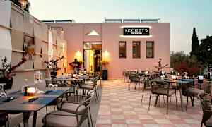 Udendørs servering ved restaurant med dækkede borde og en musiker, der spiller guitar. (AI-genereret tekst)